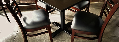 Holzstühle von Worldwide Seating